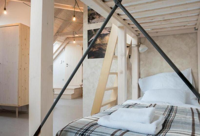 غرفة عائلية, Tvrz Krassa