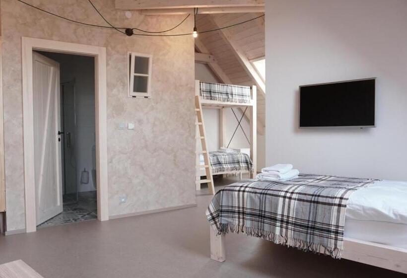 غرفة عائلية, Tvrz Krassa