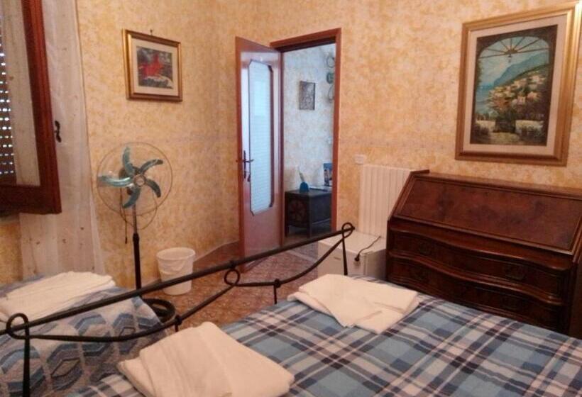 Стандартный внешний трехместный номер с ванной комнатой, Villa Lembo