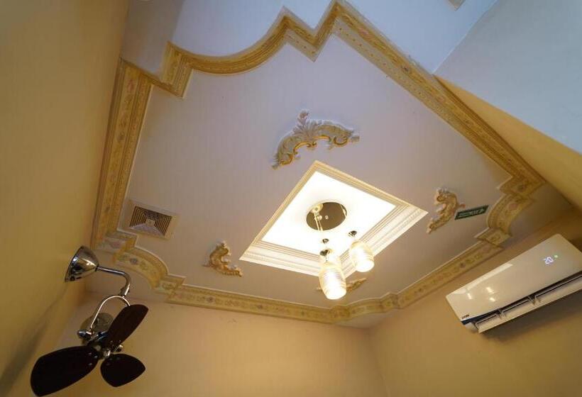 Quarto Estandar Individual, Ghazrin S Classic