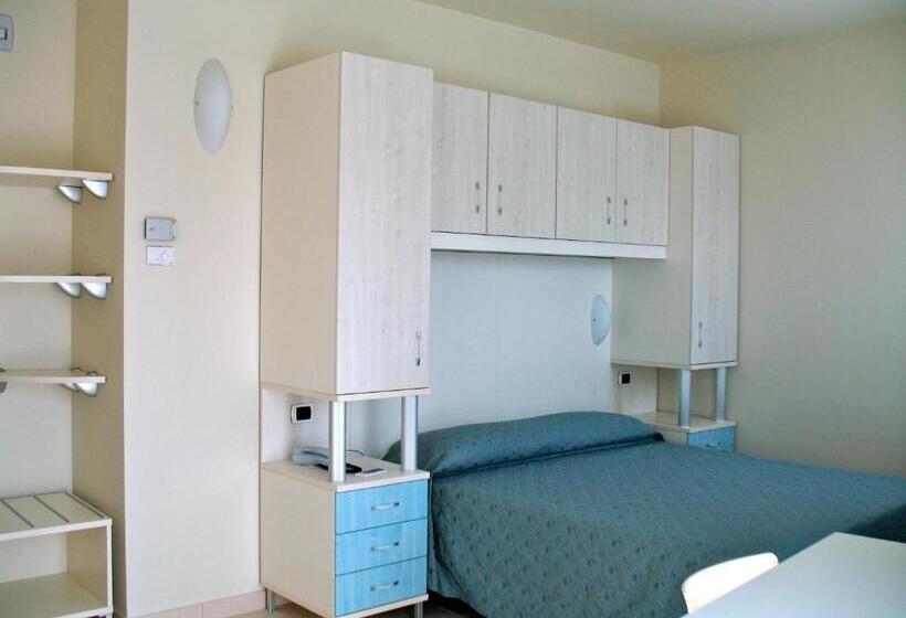 חדר לארבעה סטנדרטי עם מרפסת, Residence Hr Civi