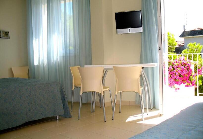 חדר לארבעה סטנדרטי עם מרפסת, Residence Hr Civi