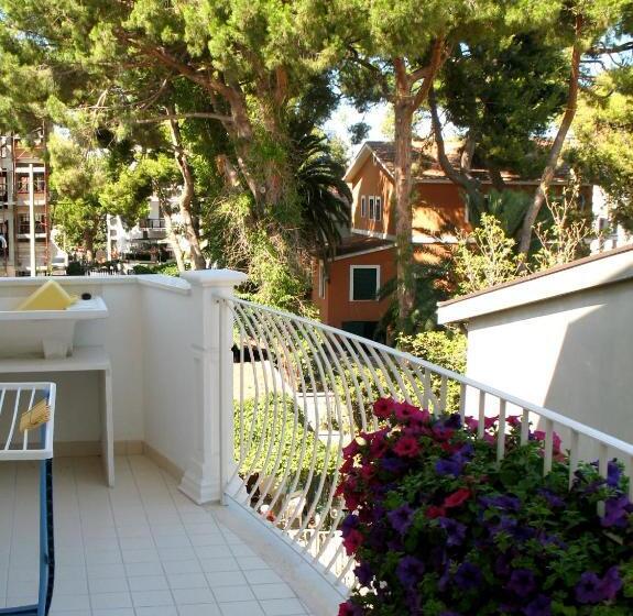 חדר סטנדרט לשלושה עם מרפסת, Residence Hr Civi