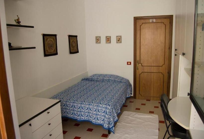 חדר בסיסי יחיד עם חדר אמבטיה משותף, B&b Cactus