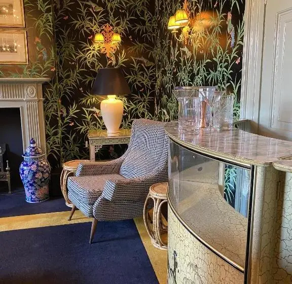 1ベッドルームハウス, Carrington House