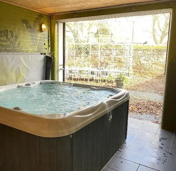 1ベッドルームハウス, Carrington House