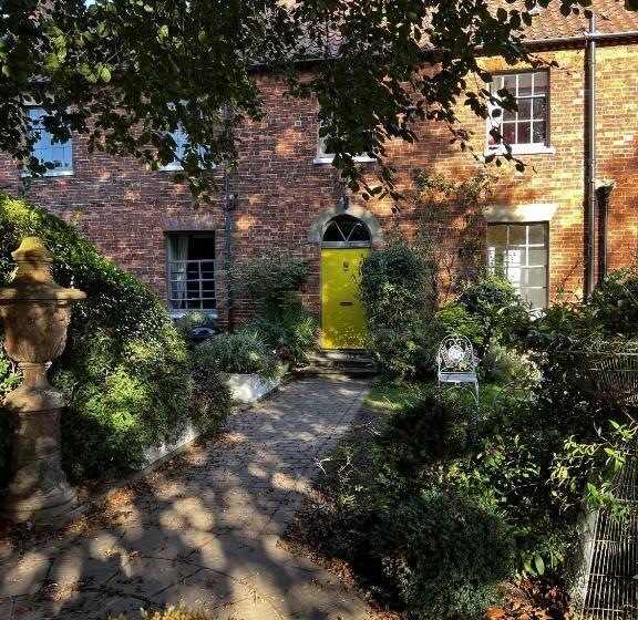 침실 1개 주택, Carrington House