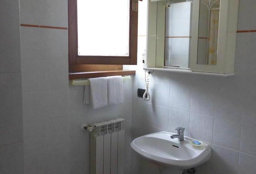 اتاق استاندارد سه نفره, Agriturismo La Castellina