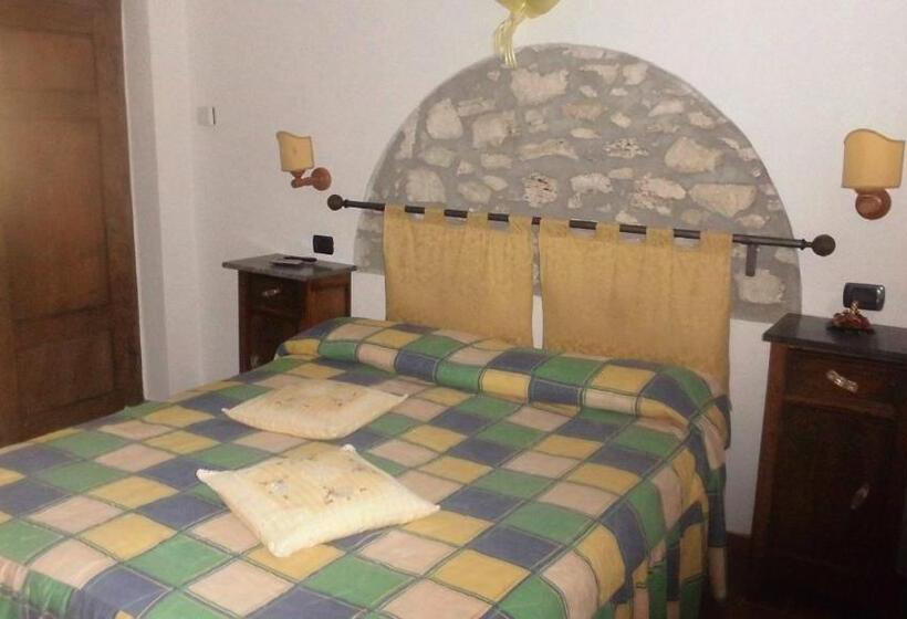 اتاق استاندارد سه نفره, Agriturismo La Castellina