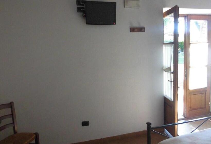 اتاق استاندارد سه نفره, Agriturismo La Castellina