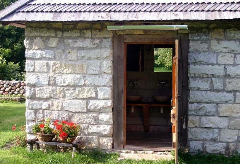 اتاق استاندارد سه تخته با سرویس بهداشتی مشترک, Anni Tourism Farm