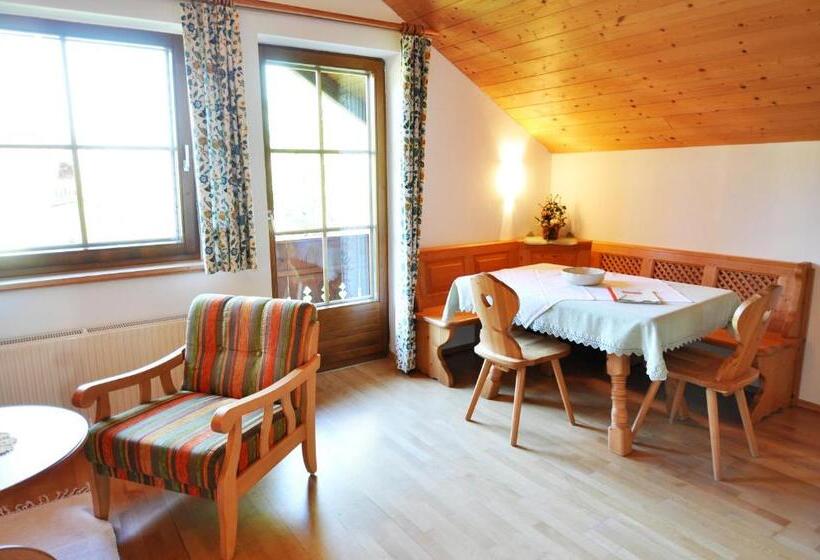 דירת שני חדרים, Hansbauerhof