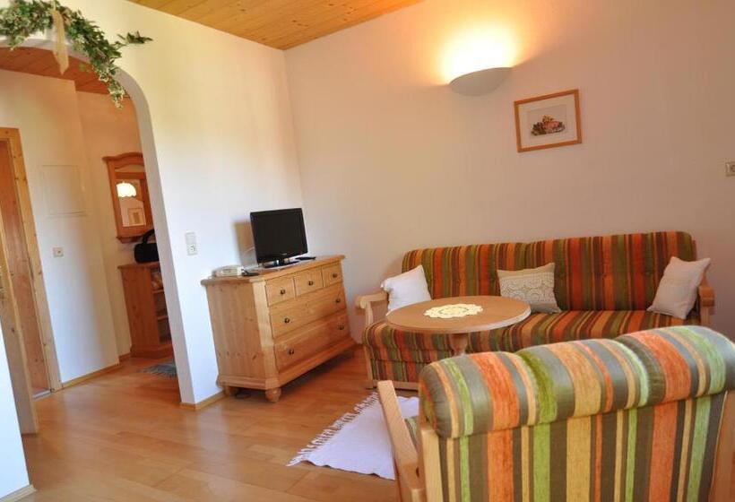 דירת שני חדרים, Hansbauerhof