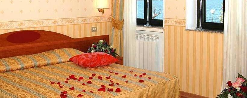 Superior room with lake view, La Carrozza D Oro