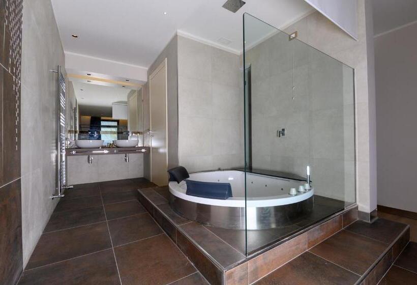 סוויטה עם ג'קוזי, La Carrozza D Oro