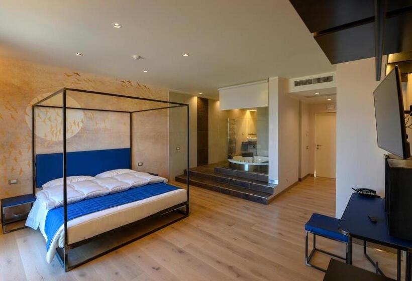 סוויטה עם ג'קוזי, La Carrozza D Oro