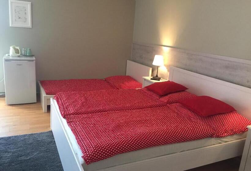 اتاق استاندارد چهارنفره با بالکن, Evička Penzion