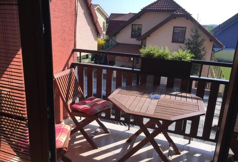 اتاق استاندارد چهارنفره با بالکن, Evička Penzion