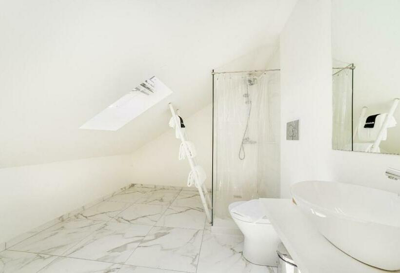 اتاق استاندارد با چشمانداز رودخانه, Chiado 44