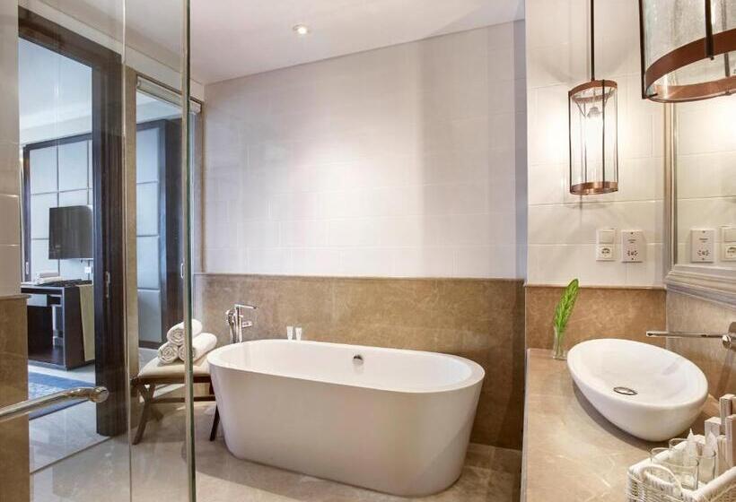 جناح جونيور مزوَّد بشرفة, Jambuluwuk Oceano Seminyak