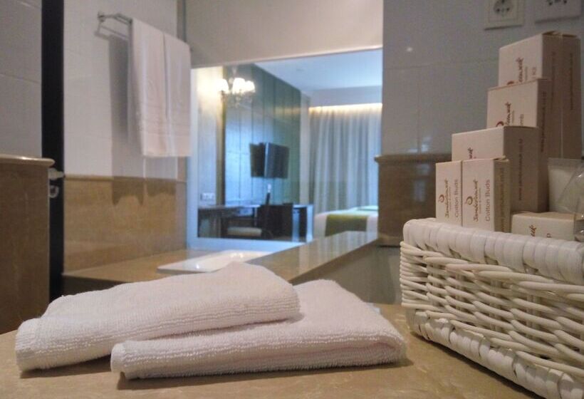 غرفة بريميوم مطلة على حمام السباحة, Jambuluwuk Oceano Seminyak