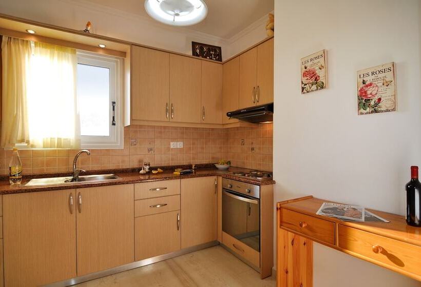 침실 2개 아파트, Marilena Studios