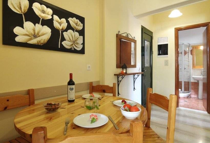 침실 2개 아파트, Marilena Studios