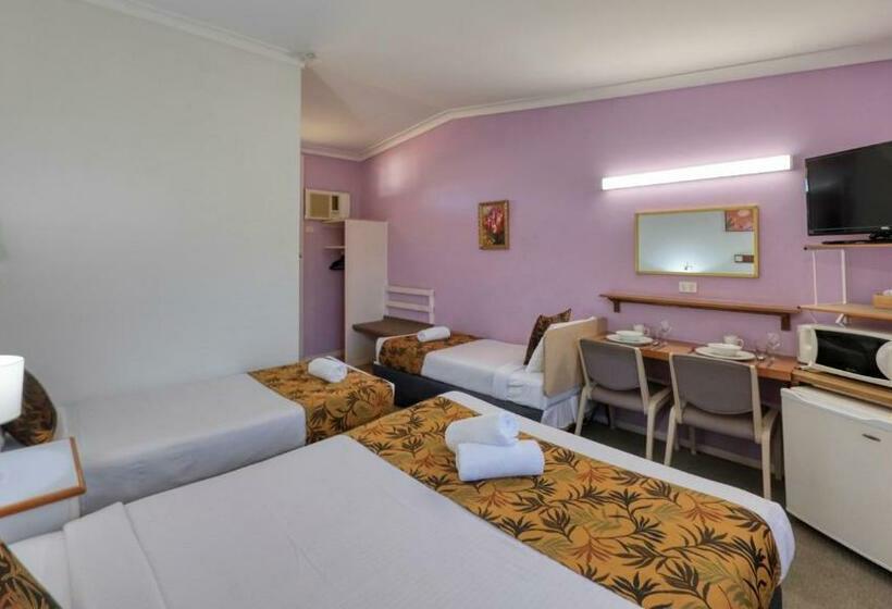 חדר סטנדרט לשלושה, Bushmans Retreat Motor Inn