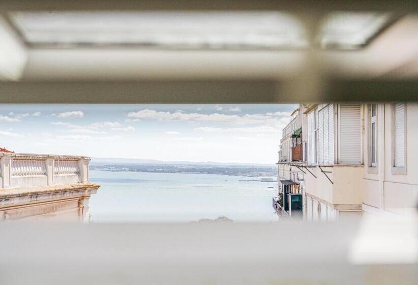 اتاق استاندارد با چشمانداز رودخانه, Chiado 44