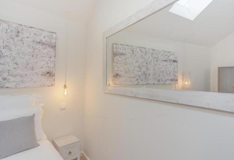 اتاق اکونومی, Chiado 44