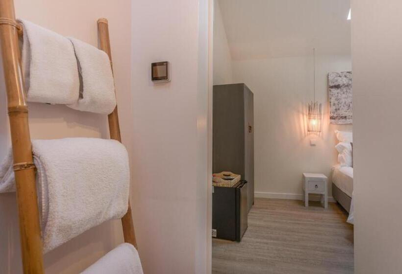 اتاق اکونومی, Chiado 44