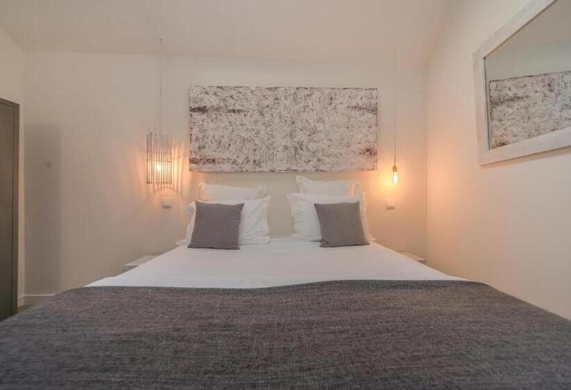 اتاق اکونومی, Chiado 44