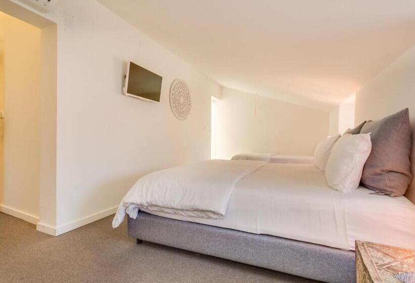 اتاق استاندارد سه نفره, Chiado 44