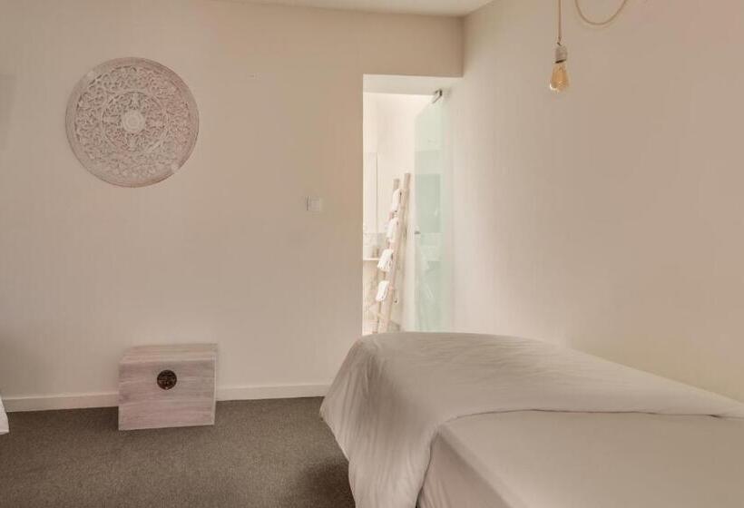 اتاق استاندارد سه نفره, Chiado 44