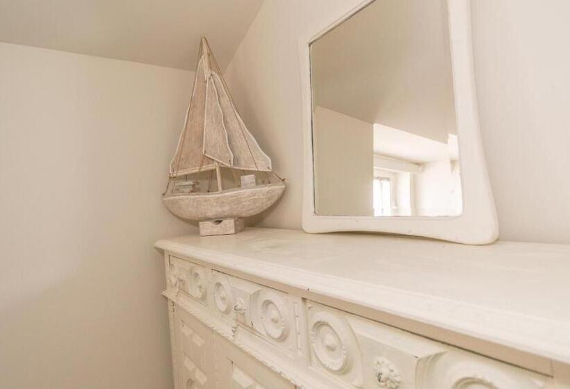 اتاق استاندارد سه نفره, Chiado 44