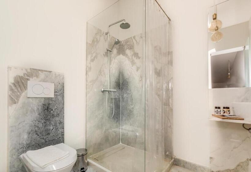 اتاق استاندارد سه نفره, Chiado 44