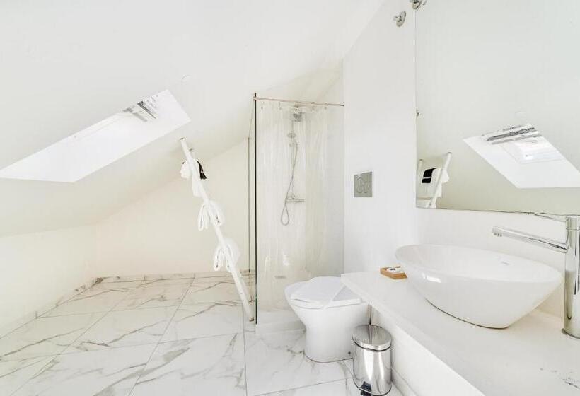 اتاق استاندارد با چشمانداز رودخانه, Chiado 44