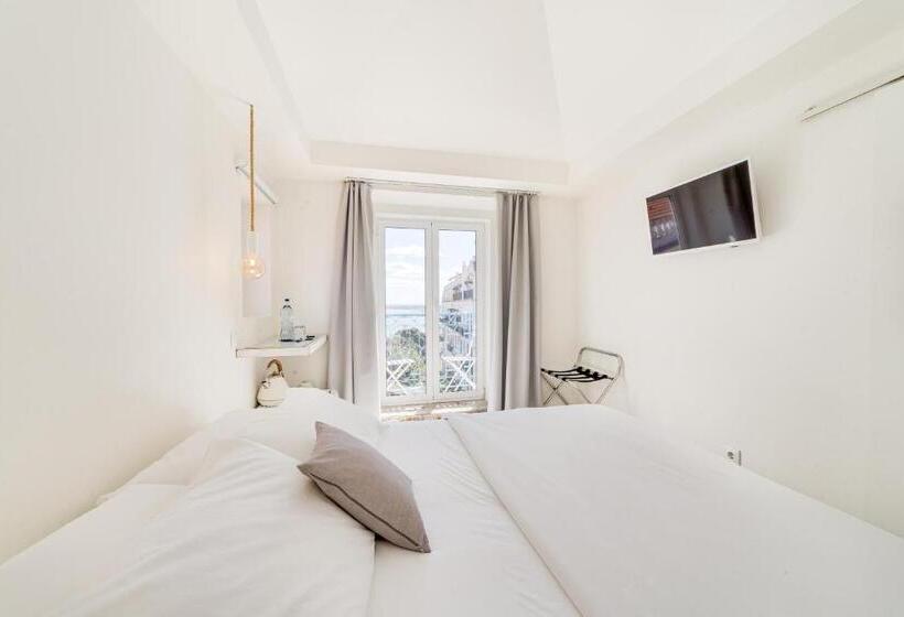 اتاق استاندارد با چشمانداز رودخانه, Chiado 44