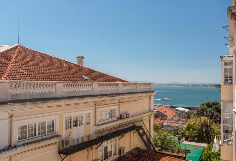 اتاق استاندارد با چشمانداز رودخانه, Chiado 44