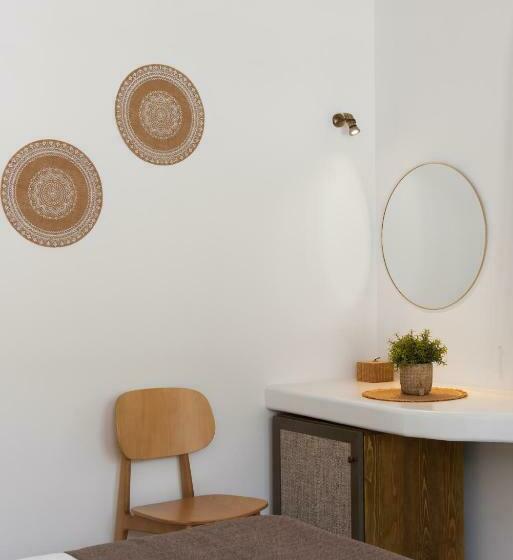 غرفة قياسية مطلّة علي البحر, Xerolithia