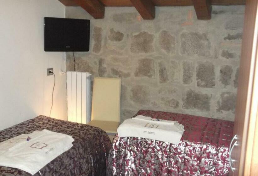 اتاق خانوادگی, B&b Medieval House
