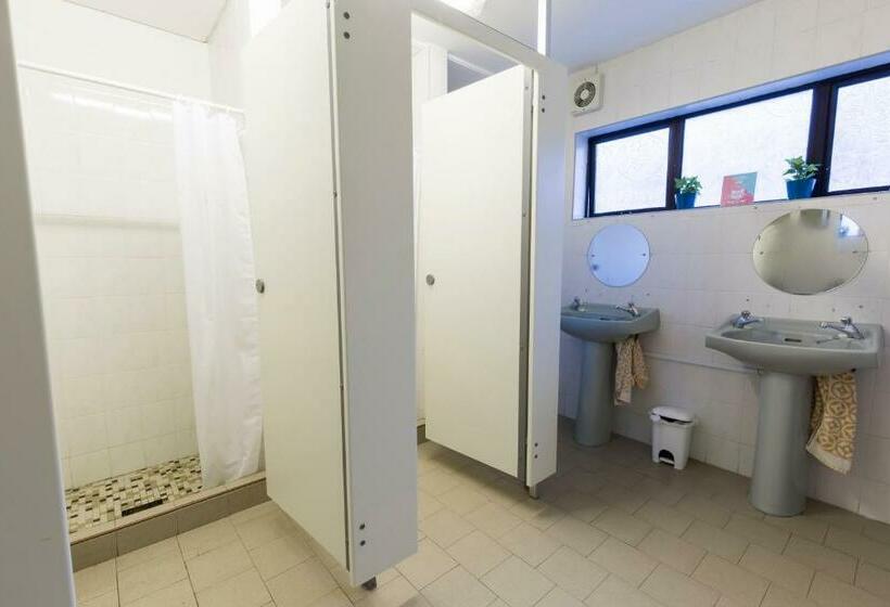 共用房间的床, Lakeland House