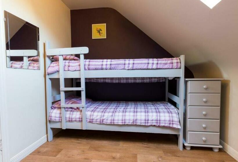 共用房间的床, Lakeland House