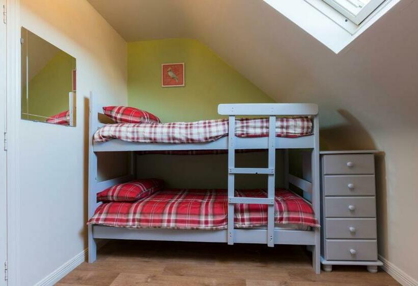 共用房间的床, Lakeland House