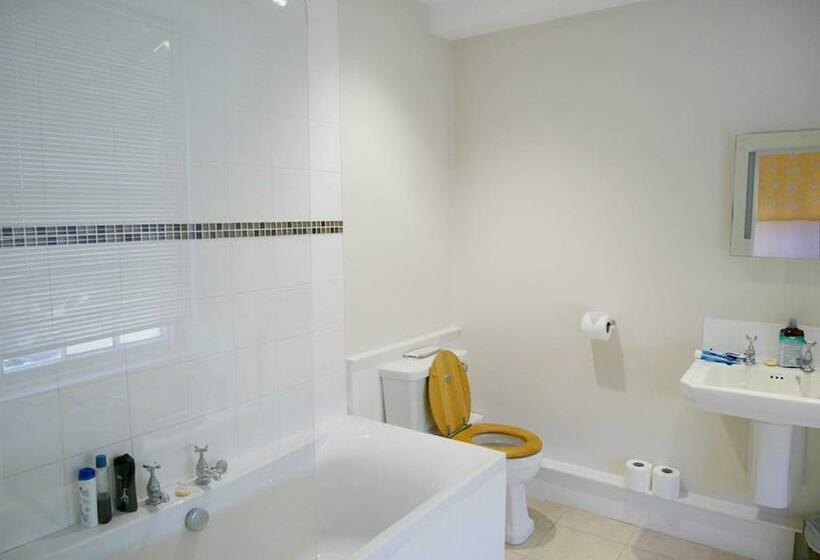 스탠다드 룸, The Saracens Head