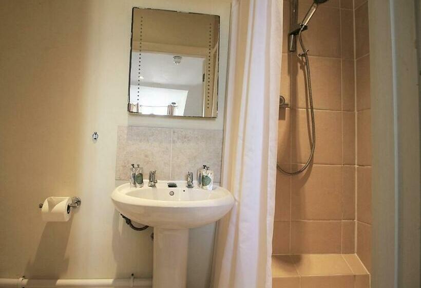 스탠다드 트리플 룸, The Saracens Head