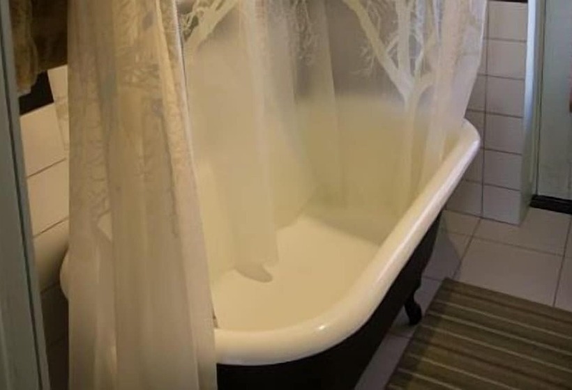 اتاق استاندارد با سرویس بهداشتی مشترک, Au Croissant De Lune