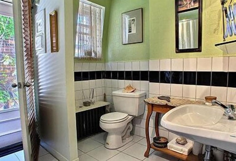 اتاق استاندارد با سرویس بهداشتی مشترک, Au Croissant De Lune