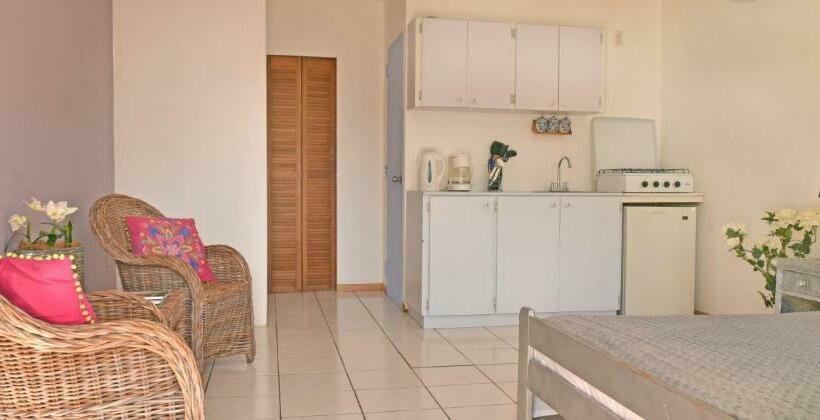 استودیوی استاندارد, Pega Pega Apartments