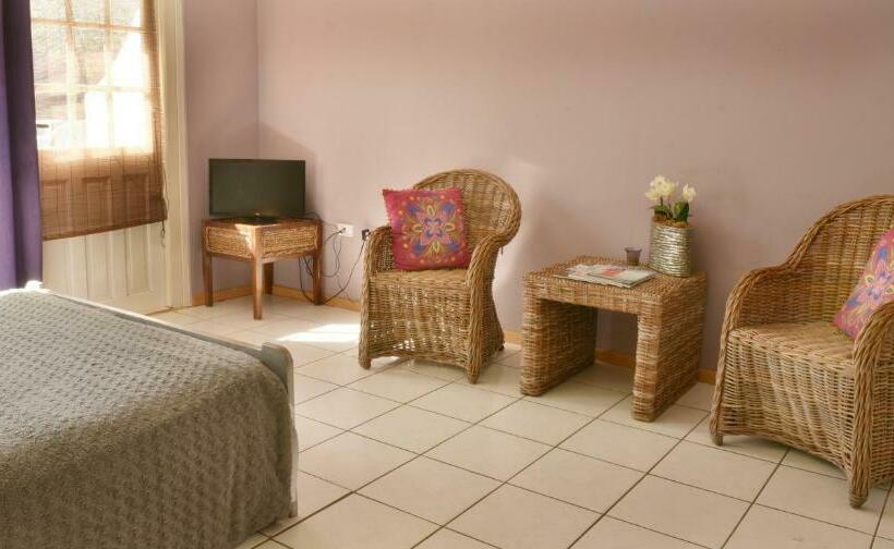 استودیوی استاندارد, Pega Pega Apartments